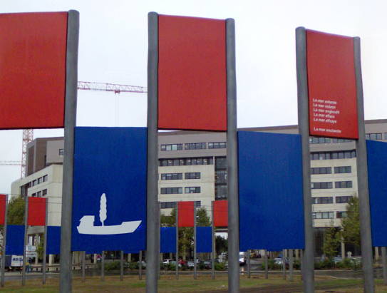 Anciens panneaux rouges et bleus
              sur le rond-point Ernest-Granier